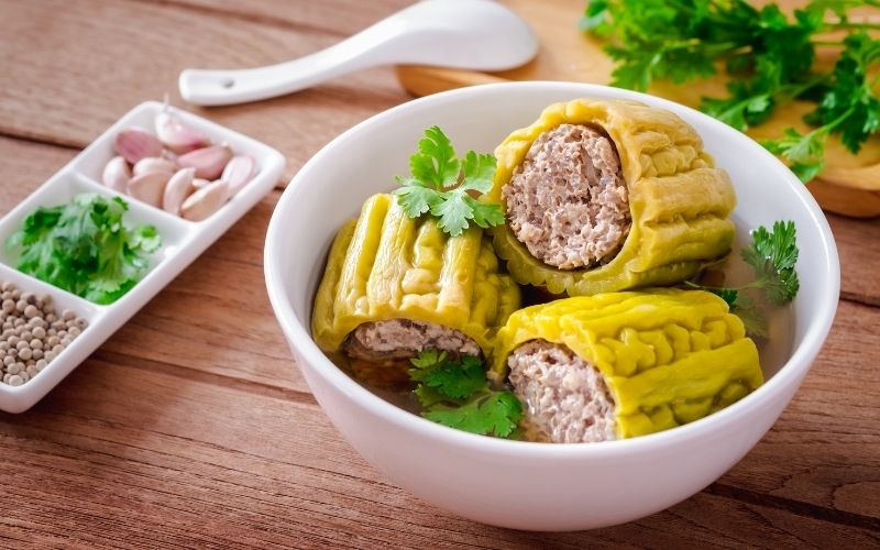 Hướng dẫn người bệnh nhiệt miệng cách nấu canh khổ qua nhồi thịt